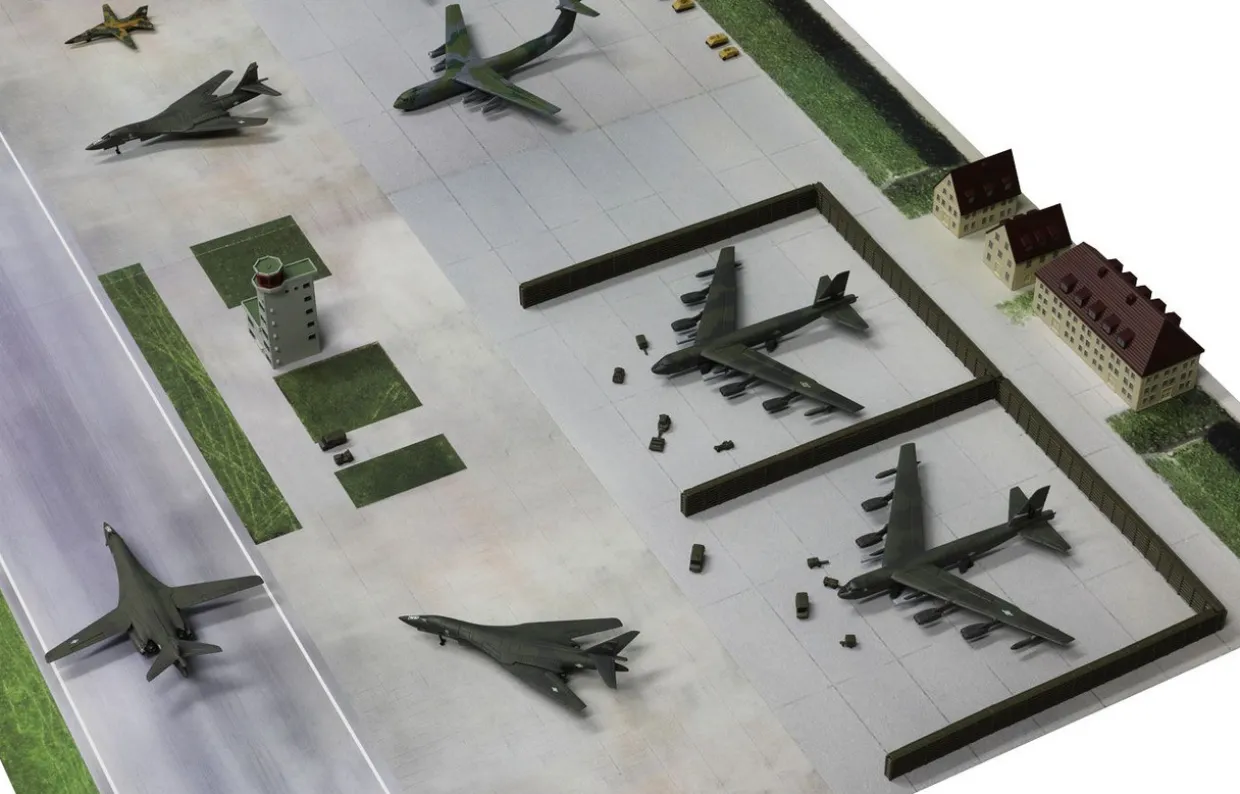 Shop Pit-Road 1/700 U.S. Air Force Guam Andersen Base (1980S) Plastic Model